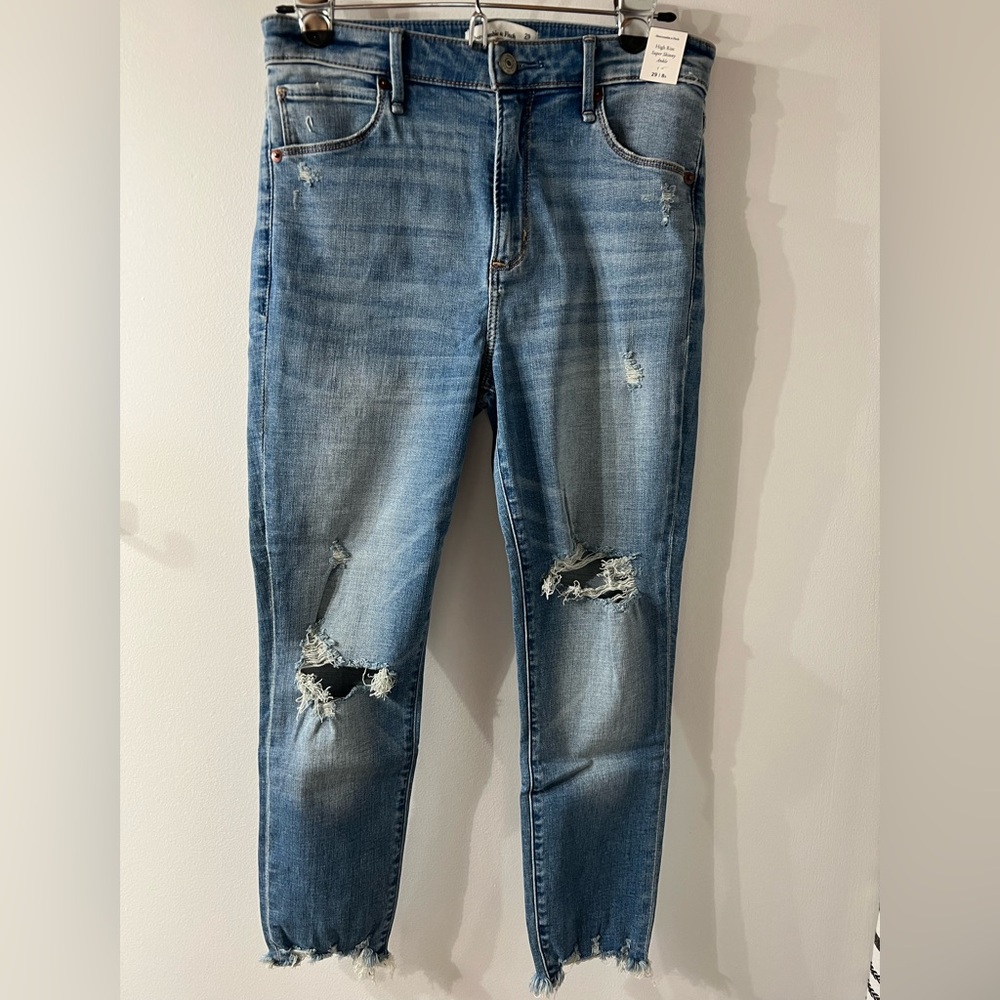 Abercrombie High Rise Super Skinny Ankle Jean. 8 Short. NWT. Distressing.